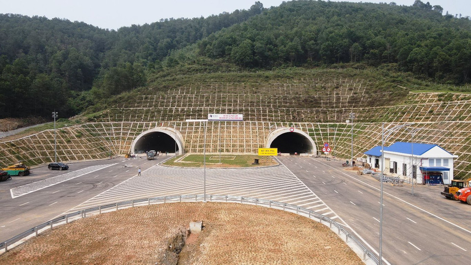 Hầm Thung Thi trên tuyến cao tốc Mai Sơn-Quốc lộ 45. (Ảnh: CTV/Vietnam+)