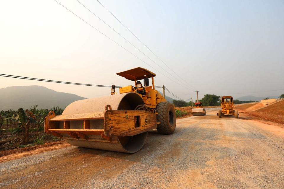 Các đường gom dân sinh đang được nhà thầu gấp rút triển khai. (Ảnh: CTV/Vietnam+)