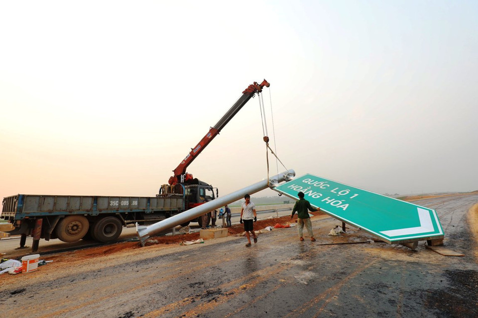 Công nhân lắp đặt hệ thống biển báo trên tuyến Cao tốc Mai Sơn-Quốc lộ 45. (Ảnh: CTV/Vietnam+)