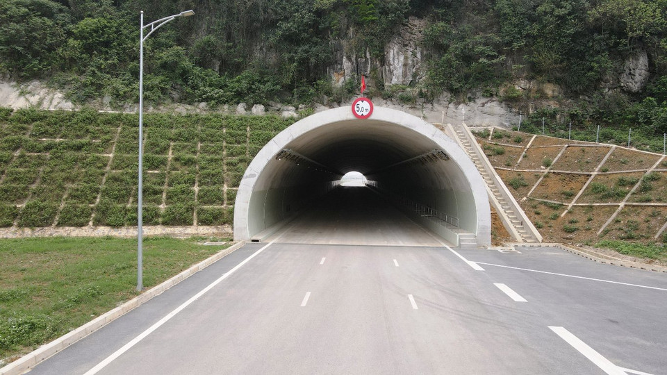 Hầm Tam Điệp nối liền huyện Tam Điệp (Ninh Bình) với thị xã Bỉm Sơn (Thanh Hóa) trên tuyến Cao tốc Mai Sơn-Quốc lộ 45. (Ảnh: CTV/Vietnam+)
