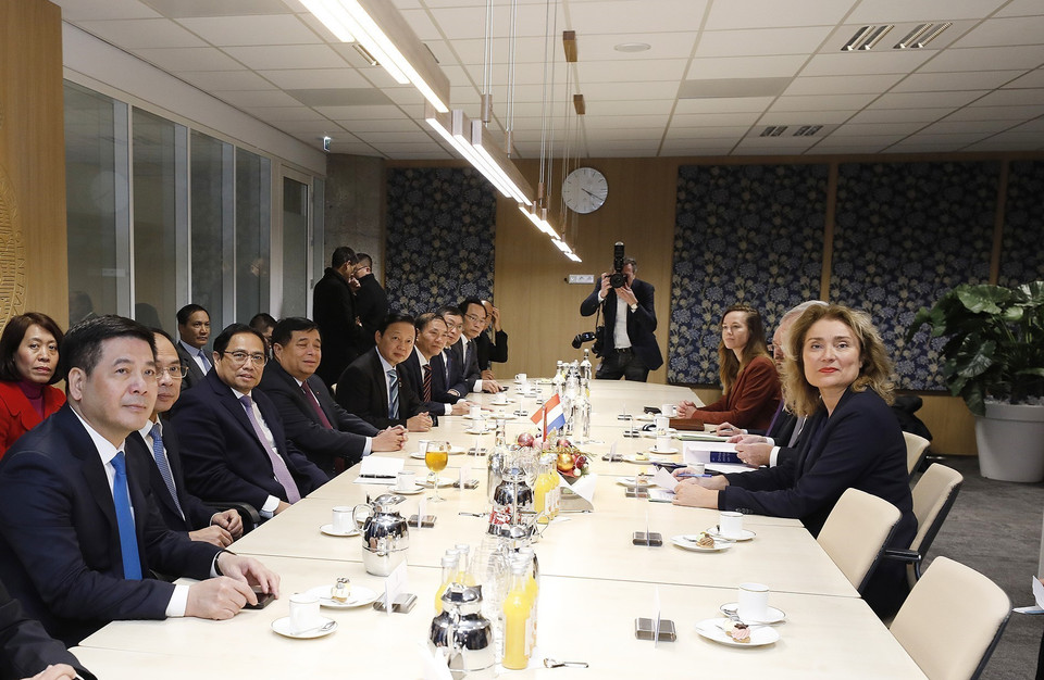 Thủ tướng Phạm Minh Chính hội kiến Chủ tịch Thượng viện Jan Anthonie Bruijn và Chủ tịch Hạ viện Vera Bergkamp.(Ảnh: Dương Giang/TTXVN)