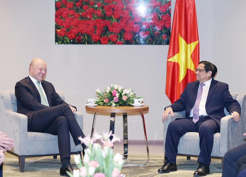 Thủ tướng Phạm Minh Chính tiếp lãnh đạo Tập đoàn De Heus.(Ảnh: Dương Giang/TTXVN)