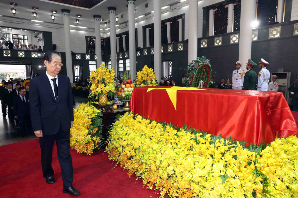 Đoàn Hàn Quốc do Thủ tướng Hàn Quốc Han Duck Soo, đặc phái viên của Tổng thống Hàn Quốc làm Trưởng đoàn, viếng Tổng Bí thư Nguyễn Phú Trọng. (Ảnh: TTXVN)