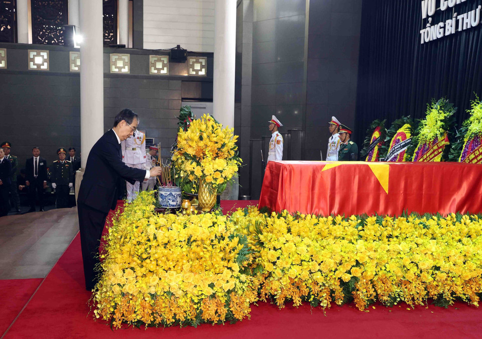 Đoàn Hàn Quốc do Thủ tướng Hàn Quốc Han Duck Soo, đặc phái viên của Tổng thống Hàn Quốc làm Trưởng đoàn, viếng Tổng Bí thư Nguyễn Phú Trọng. (Ảnh: TTXVN)