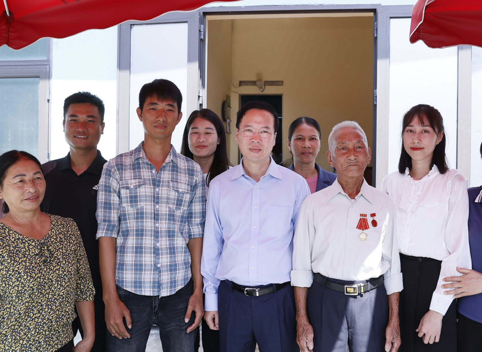 Chủ tịch nước Võ Văn Thưởng thăm hỏi và tặng quà cho gia đình ông Nguyễn Văn Lộc, Đảng viên cao tuổi nhất (59 năm tuổi Đảng) tại huyện đảo Cô Tô, Quảng Ninh. (Ảnh: Thống Nhất/TTXVN)