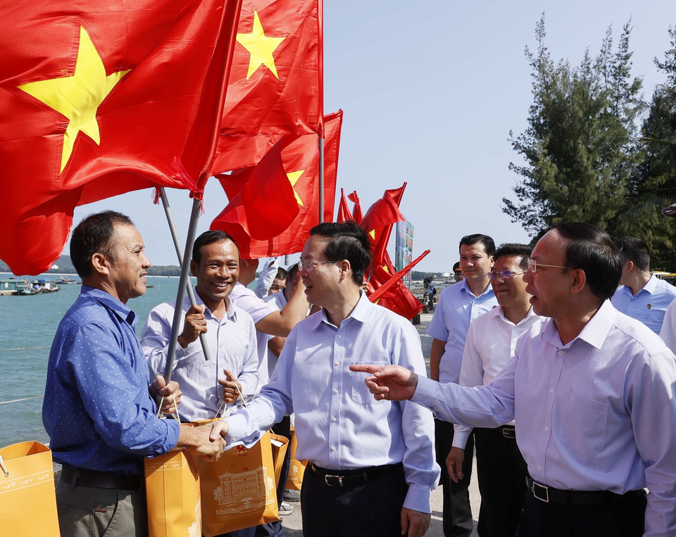 Chủ tịch nước Võ Văn Thưởng nói chuyện với ngư dân huyện đảo Cô Tô, Quảng Ninh. (Ảnh: Thống Nhất/TTXVN)