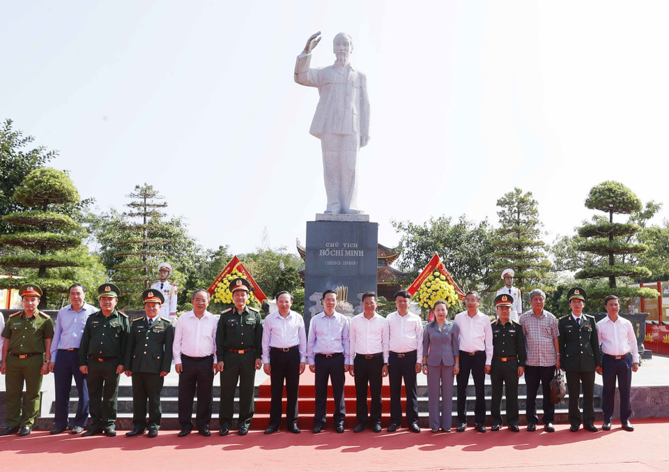Chủ tịch nước Võ Văn Thưởng và các đại biểu tại tượng đài Chủ tịch Hồ Chí Minh trong Di tích Quốc gia Đặc biệt Khu Lưu niệm Chủ tịch Hồ Chí Minh, huyện Cô Tô, Quảng Ninh. (Ảnh: Thống Nhất/TTXVN)