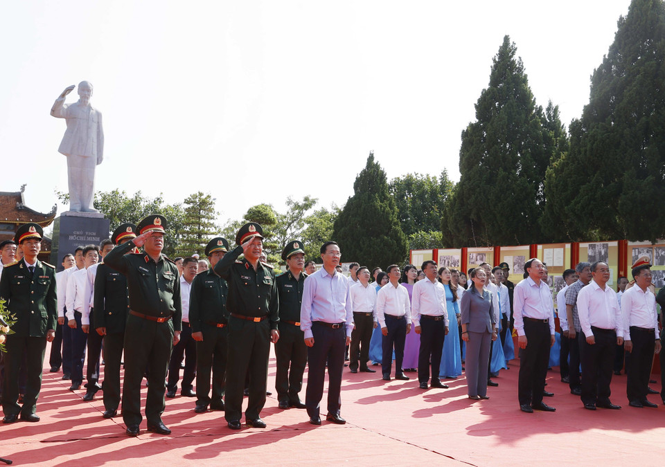 Chủ tịch nước Võ Văn Thưởng và các đại biểu thực hiện nghi lễ thượng cờ tại Di tích Quốc gia Đặc biệt Khu Lưu niệm Chủ tịch Hồ Chí Minh ở huyện đảo Cô Tô, Quảng Ninh. (Ảnh: Thống Nhất/TTXVN)