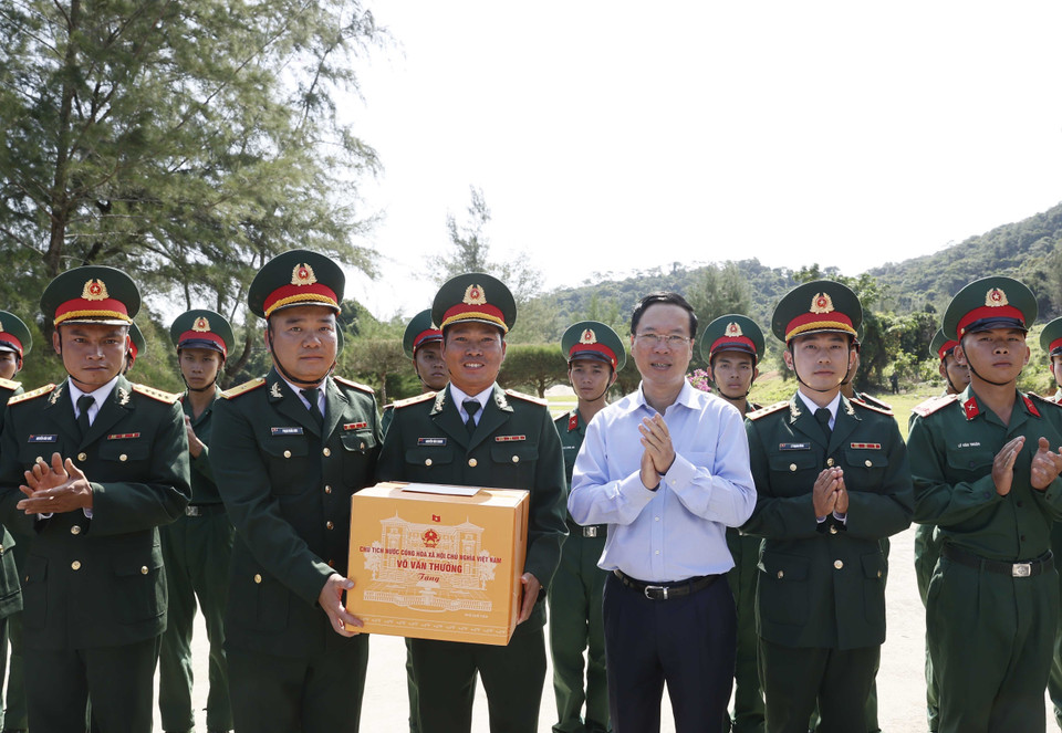 Chủ tịch nước Võ Văn Thưởng thăm và tặng quà cán bộ chiến sỹ Tiểu đoàn Đảo Cô Tô. (Ảnh: Thống Nhất/TTXVN)