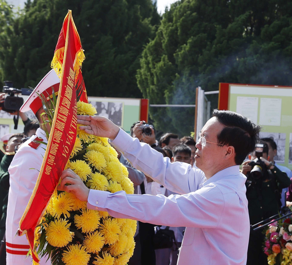 Chủ tịch nước Võ Văn Thưởng dâng hoa Chủ tịch Hồ Chí Minh tại Di tích Quốc gia Đặc biệt Khu Lưu niệm Chủ tịch Hồ Chí Minh ở huyện Cô Tô, Quảng Ninh. (Ảnh: Thống Nhất/TTXVN)