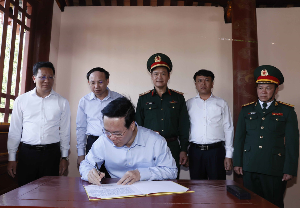Chủ tịch nước Võ Văn Thưởng ghi Sổ vàng Lưu niệm tại Đền thờ Bác Hồ, huyện Cô Tô, Quảng Ninh. (Ảnh: Thống Nhất/TTXVN)