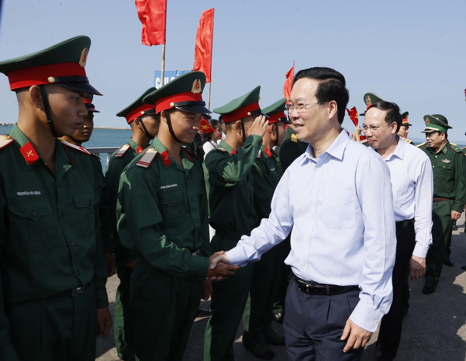 Chủ tịch nước Võ Văn Thưởng thăm và làm việc tại huyện đảo Cô Tô, Quảng Ninh. (Ảnh: Thống Nhất/TTXVN)