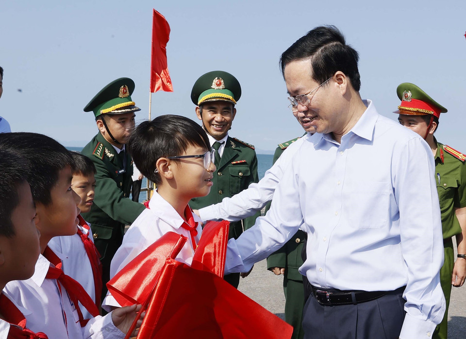 Chủ tịch nước Võ Văn Thưởng nói chuyện với học sinh huyện đảo Cô Tô, tỉnh Quảng Ninh. (Ảnh: Thống Nhất/TTXVN)