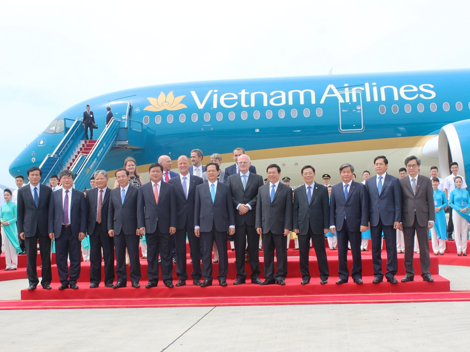 Thủ tướng Chính phủ cắt băng cất cánh Airbus A350 của Vietnam Airlines. (Ảnh: Việt Hùng/Vietnam+)