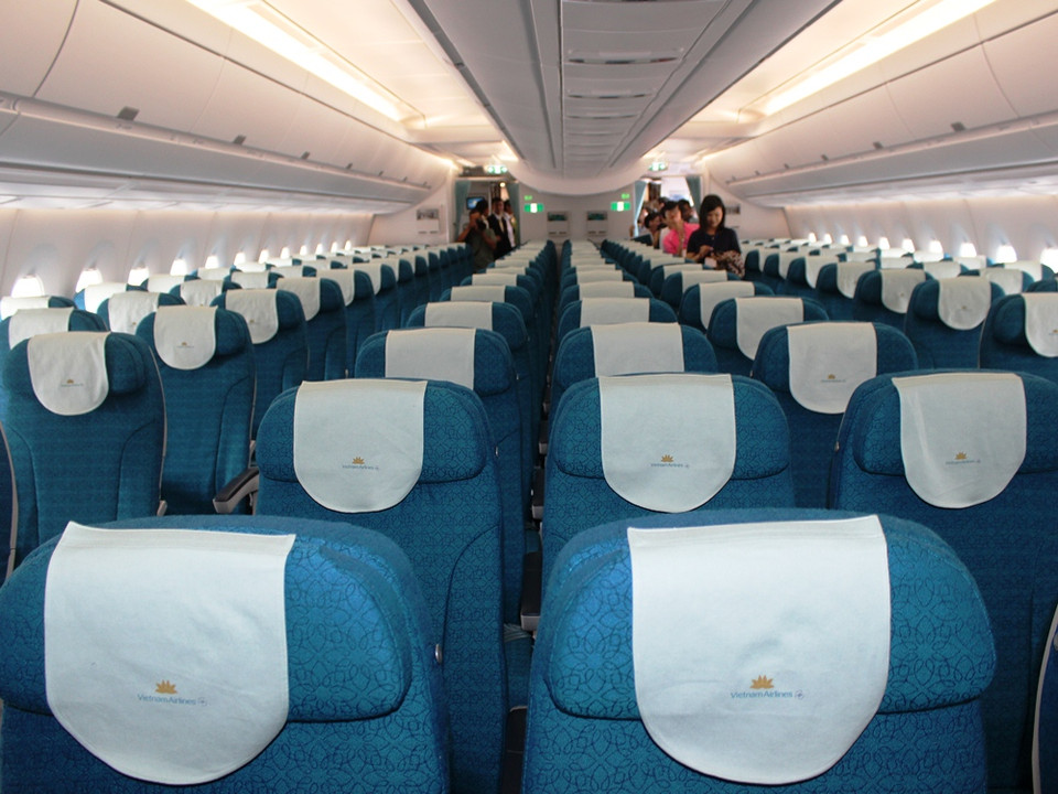 A350 có 231 ghế hạng phổ thông. Mỗi hàng 9 ghế với khoảng cách giữa lưng hàng ghế trước và hàng ghế sau từ 32-34 inch (81-86 cm). (Ảnh: Việt Hùng/Vietnam+)