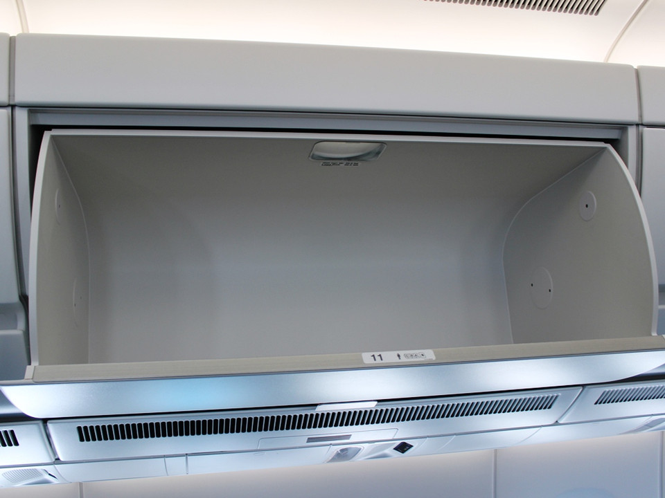 Ngăn chứa đồ được thiết kế rộng hơn các dòng máy bay khác như tại hạng Economy một người có thể mang 2 vali, còn tại khoang business (thương gia) là 3 vali. (Ảnh: Việt Hùng/Vietnam+)