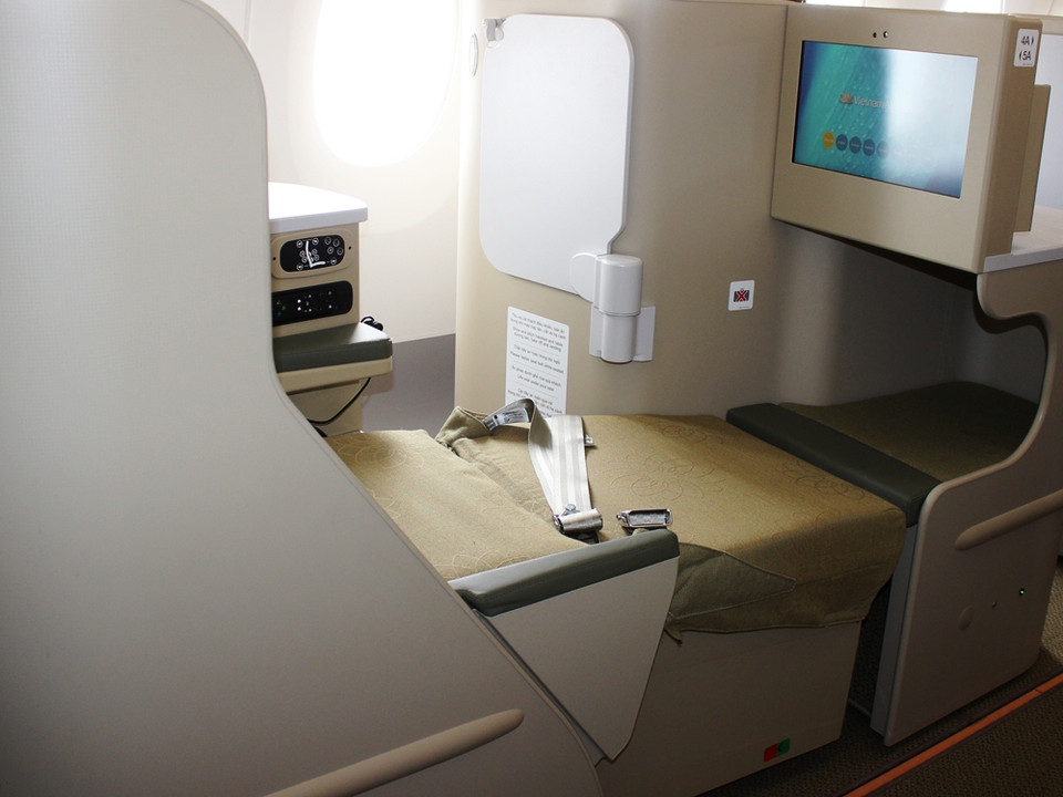 Ghế hạng thương gia được bố trí riêng biệt với chế độ giường nằm có độ ngả 180 độ. (Ảnh: Việt Hùng/Vietnam+)
