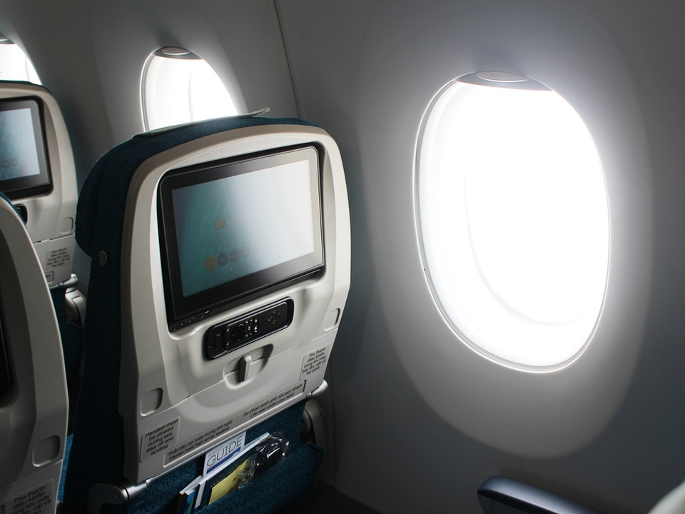 A350 còn tự hào là máy bay có diện tích cửa sổ lớn nhất nhất tính đến thời điểm hiện tại. (Ảnh: Việt Hùng/Vietnam+)