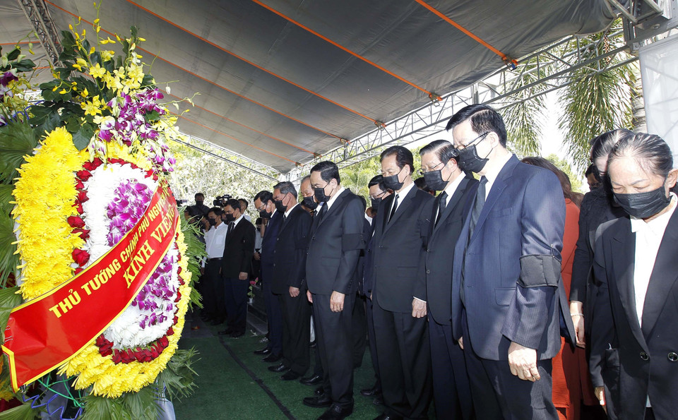 Lãnh đạo Đảng, Nhà nước dành phút mặc niệm tiễn biệt đồng chí Trương Vĩnh Trọng. (Ảnh: Thanh Vũ/TTXVN)