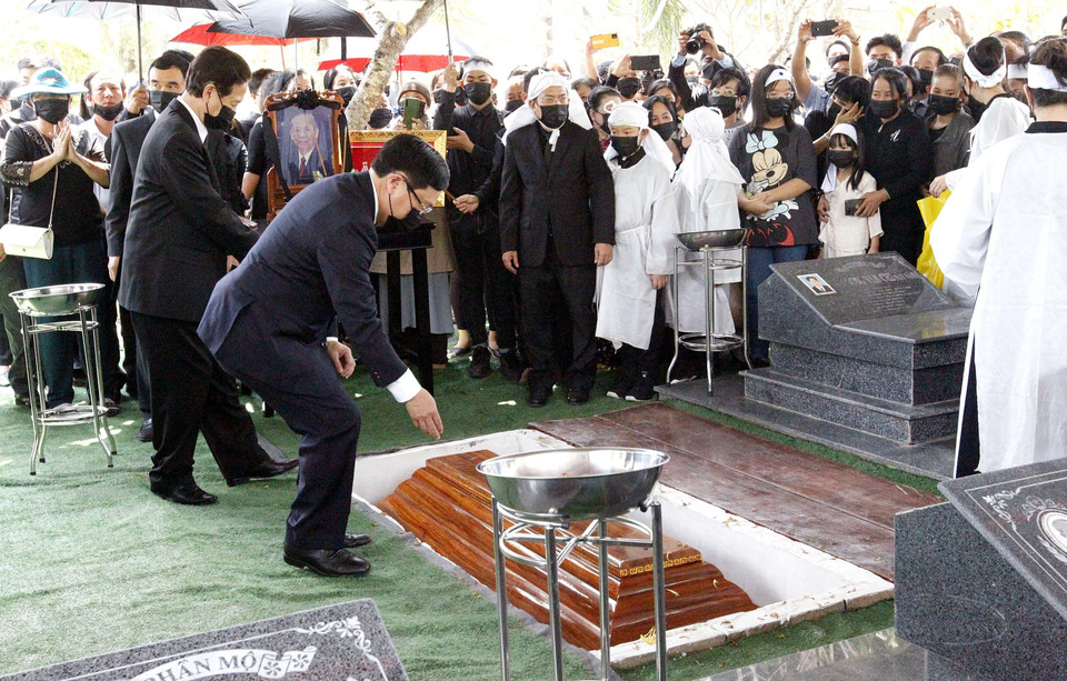 Lãnh đạo Đảng, Nhà nước thực hiện nghi lễ tiễn biệt đồng chí Trương Vĩnh Trọng. (Ảnh: Thanh Vũ/TTXVN)