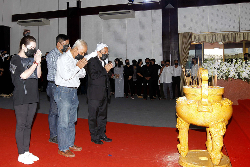 Đông đảo người dân trong và ngoài tỉnh Bến Tre đến thắp hương tiễn biệt nguyên Phó Thủ tướng Trương Vĩnh Trọng về nơi an nghỉ cuối cùng. (Ảnh: Thanh Vũ/TTXVN)