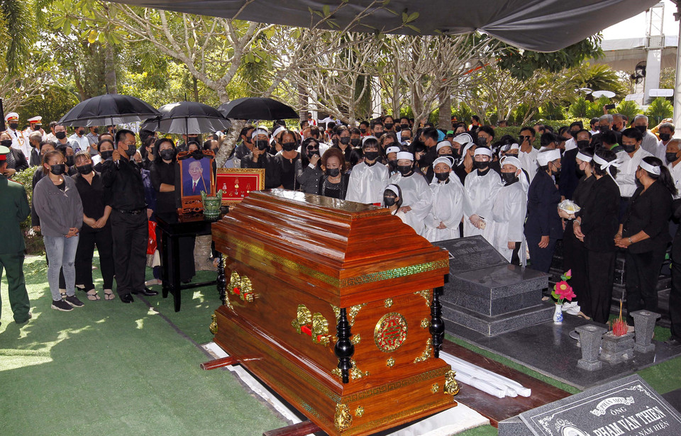 Lễ an táng đồng chí Trương Vĩnh Trọng tại nghĩa trang liệt sỹ tỉnh Bến Tre. (Ảnh: Thanh Vũ/TTXVN)