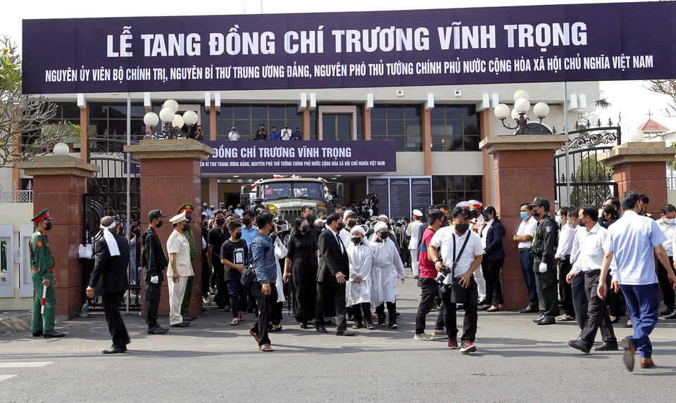 Đông đảo người dân trong và ngoài tỉnh Bến Tre cùng gia đình tiễn biệt đồng chí Trương Vĩnh Trọng về nơi an nghỉ cuối cùng. (Ảnh: Thanh Vũ/TTXVN)