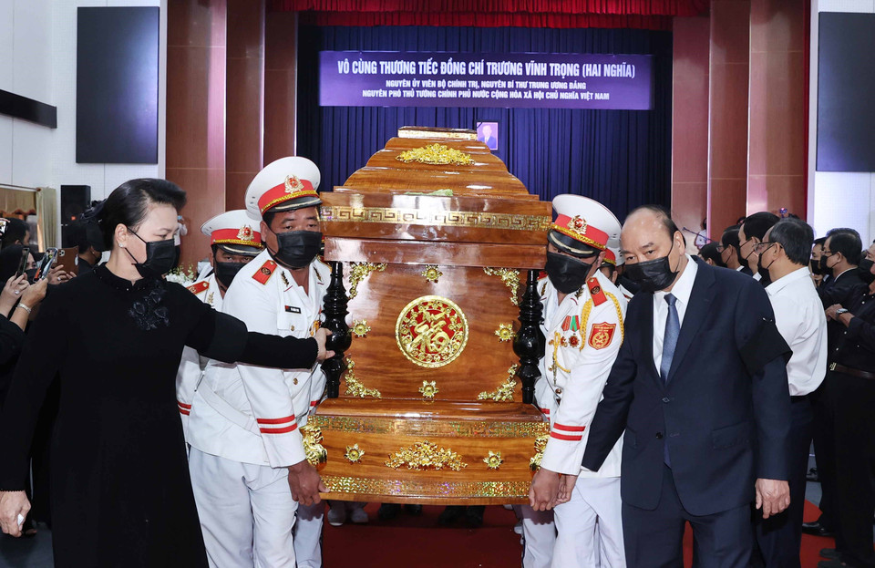 Thủ tướng Nguyễn Xuân Phúc, Chủ tịch Quốc hội Nguyễn Thị Kim Ngân di quan đồng chí Trương Vĩnh Trọng. (Ảnh: Thống Nhất/TTXVN)