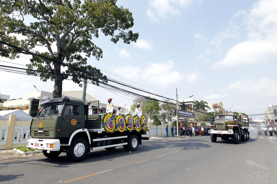 Linh xa đưa linh cũu đồng chí Trương Vĩnh Trọng về nơi an nghỉ cuối cùng. (Ảnh: Thanh Vũ/TTXVN)