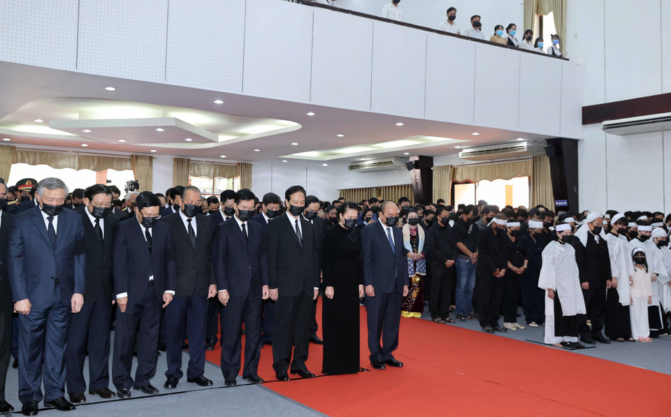 Thủ tướng Nguyễn Xuân Phúc, Chủ tịch Quốc hội Nguyễn Thị Kim Ngân cùng các đồng chí lãnh đạo, nguyên lãnh đạo Đảng và Nhà nước dự Lễ truy điệu đồng chí Trương Vĩnh Trọng. (Ảnh: Thống Nhất/TTXVN)