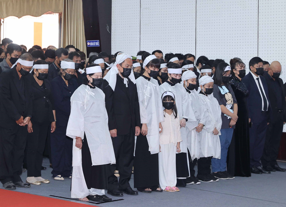 Gia quyến đồng chí Trương Vĩnh Trọng tại buổi lễ truy điệu. 