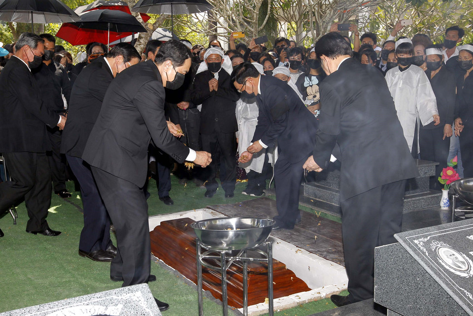 Lãnh đạo Đảng, Nhà nước thực hiện nghi lễ tiễn biệt đồng chí Trương Vĩnh Trọng. (Ảnh: Thanh Vũ/TTXVN)