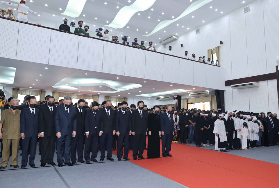 Thủ tướng Nguyễn Xuân Phúc, Chủ tịch Quốc hội Nguyễn Thị Kim Ngân cùng các đồng chí lãnh đạo, nguyên lãnh đạo Đảng và Nhà nước dự Lễ truy điệu đồng chí Trương Vĩnh Trọng. (Ảnh: Thống Nhất/TTXVN)