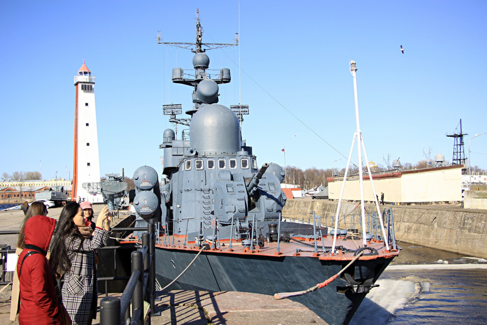 Tàu tên lửa lớn R47 thuộc dự án 1241.1 được trang bị cho Hải quân Liên Xô vào những năm 1980 và đến năm 1989 được đổi tên thành tàu Đoàn viên thanh niên Tambov. (Ảnh: Hồng Quân/TTXVN)