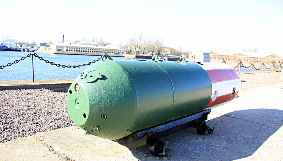 Mìn PM-1 được sản xuất năm 1960 có đường kính 630mm, trọng lượng 200kg. (Ảnh: Hồng Quân/TTXVN)