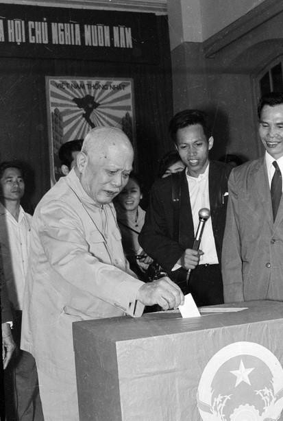 Chủ tịch Tôn Đức Thắng bỏ phiếu tại hòm phiếu số 18, tiểu khu Lê Hồng Phong, khu phố Ba Đình, Hà Nội. (Ảnh: TTXVN)