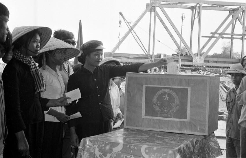 Công nhân Công ty Đường sắt 773 (Liên hiệp xí nghiệp cục Công trình 1 - Bộ Giao thông vận tải) đang xây dựng cầu Yên Xuân (Nghệ Tĩnh), tham gia bầu cử Quốc hội khóa VI tại công trường. (Ảnh: Lan Xuân/TTXVN)