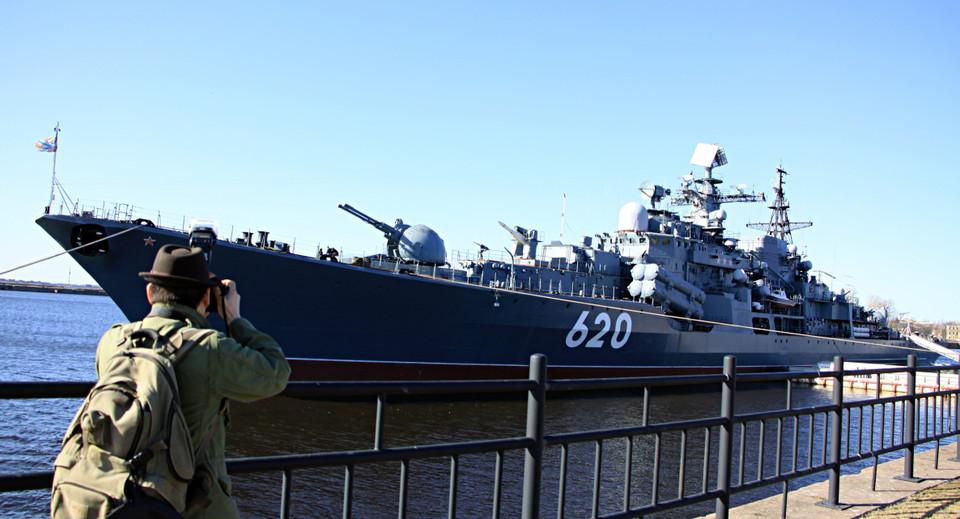 Tàu khu trục Bespokoiny số 620 neo đậu tại cảng Kronstadt. (Ảnh: Hồng Quân/TTXVN)