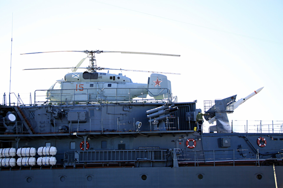 Cận cảnh máy bay trực thăng đỗ trên Tàu khu trục Bespokoiny. (Ảnh: Hồng Quân/TTXVN)