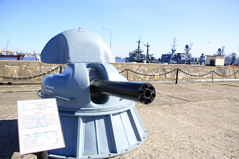 Pháo hạm AK-630, tương tự loại đang được trang bị cho tàu tên lửa Molniya và chiến hạm Gepard của Hải quân Việt Nam. (Ảnh: Hồng Quân/TTXVN)