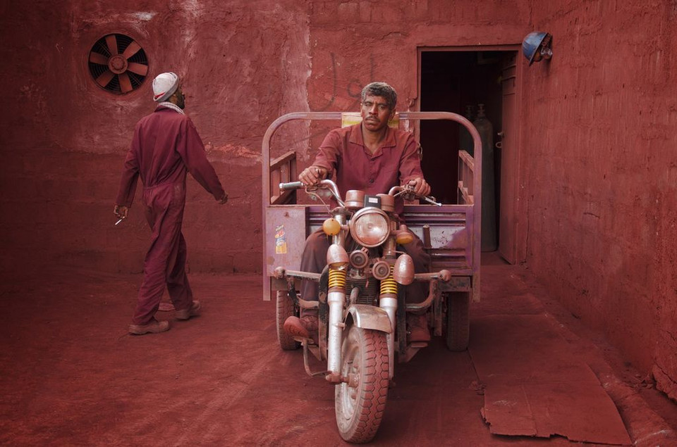 Một thợ mỏ tạm dừng khai thác trong các mỏ đá thổ hoàng ở đảo Hormuz của Iran. (Nguồn: NatGeo)
