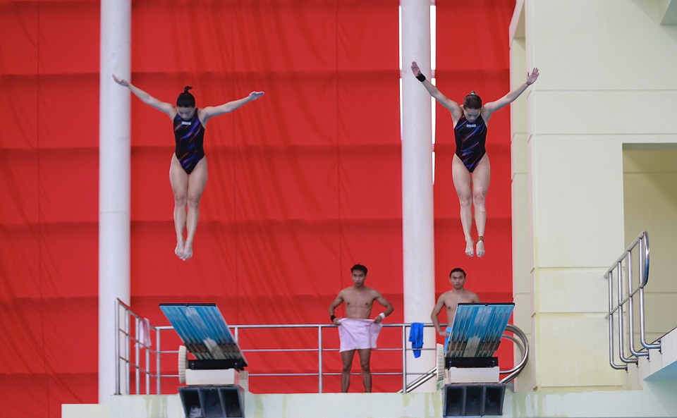 Các vận động viên tích cực luyện tập làm quen với các mức cầu, sáng 8/5. (Ảnh: Trọng Đạt/TTXVN)