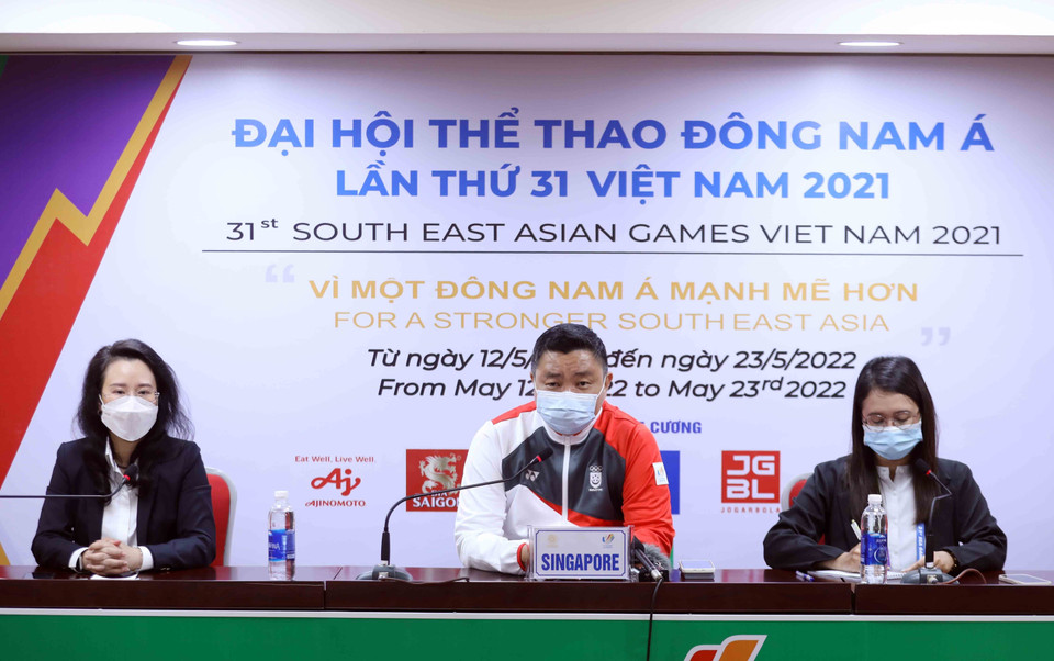 HLV trưởng Đội tuyển bóng đá nữ Singapore Stenphen Ng phát biểu. (Ảnh: Anh Tuấn/TTXVN)