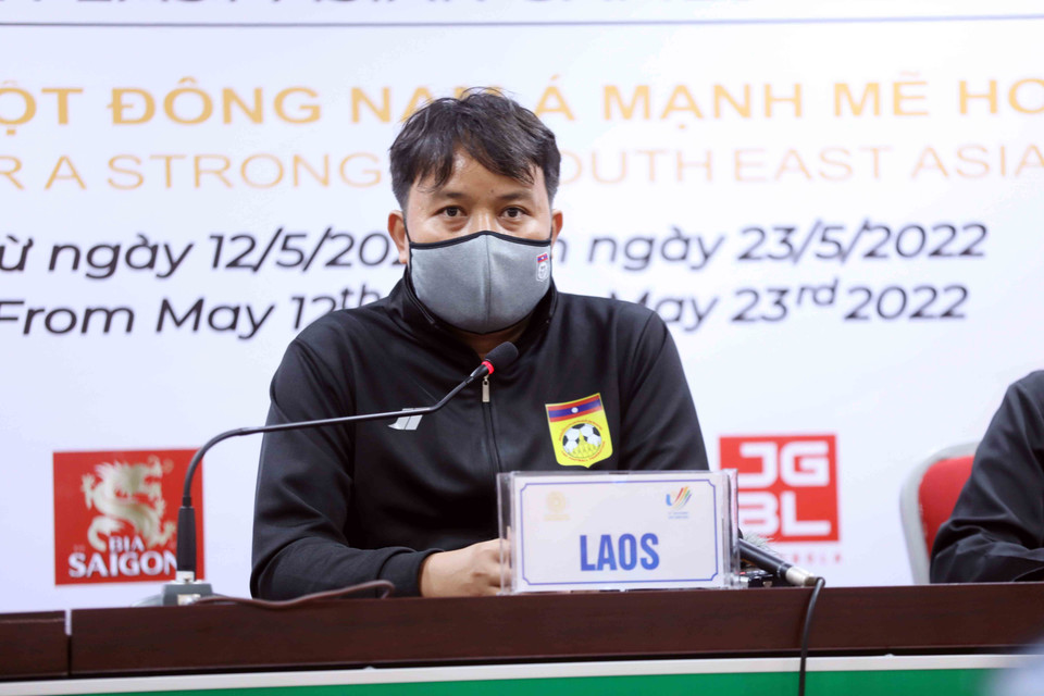 HLV trưởng Đội tuyển bóng đá nữ Lào Vongmisay Soubouakham phát biểu. (Ảnh: Anh Tuấn/TTXVN)