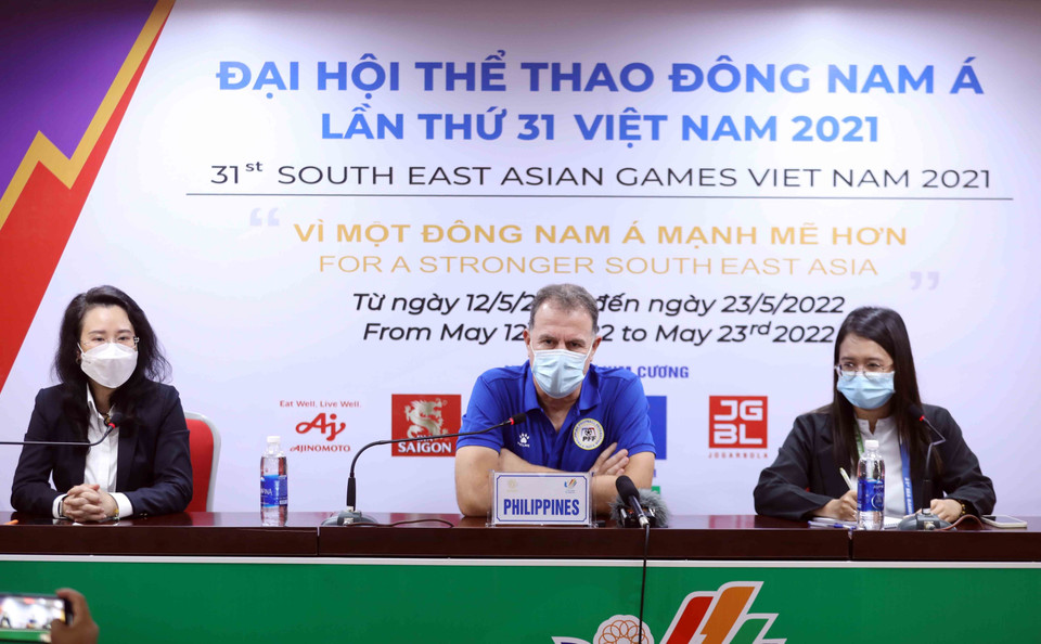 HLV trưởng Đội tuyển bóng đá nữ Philippines Alen Stajcic phát biểu. (Ảnh: Anh Tuấn/TTXVN)