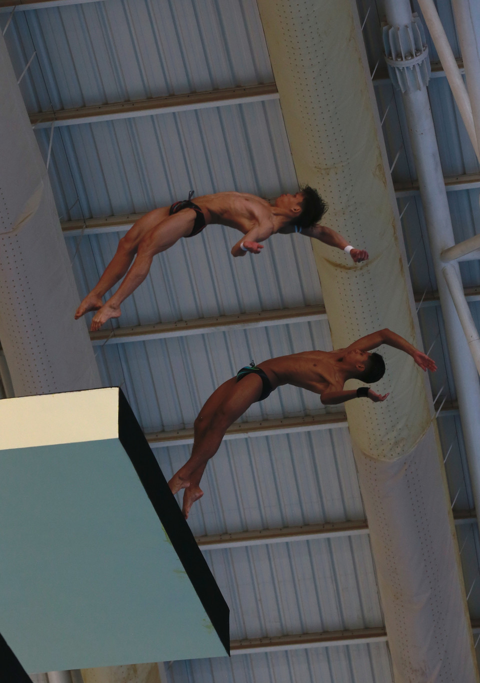 Các vận động viên Malaysia tập luyện làm quen các mức cầu, sáng 8/5. (Ảnh: Trọng Đạt/TTXVN)