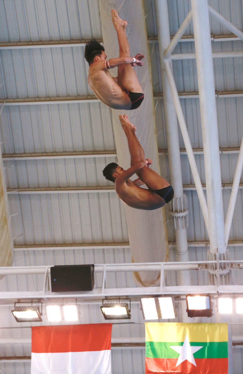 Các vận động viên tập luyện làm quen các mức cầu, sáng 8/5. Ảnh: Trọng Đạt-TTXVN