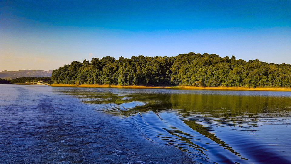 Vẻ đẹp hồ Pá Khoang khi Thu về.(Ảnh: Phan Tuấn Anh/TTXVN)