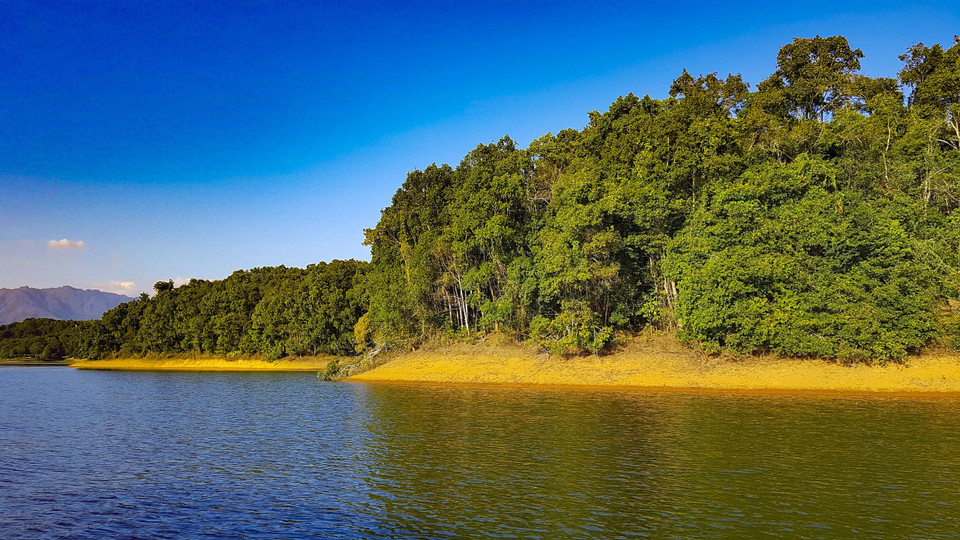 Vào mùa Thu, hồ Pá Khoang bắt đầu đóng đập tích nước, mặt nước dâng đầy, mực nước "ăn sâu" vào các khe nhỏ chân núi hình thành nên nhiều đảo nhỏ. (Ảnh: Phan Tuấn Anh/TTXVN)