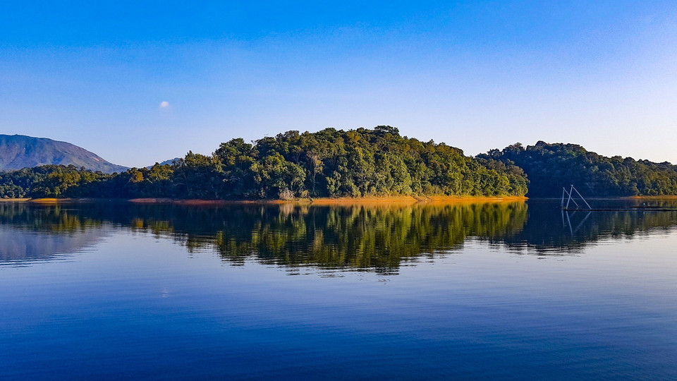 Hồ Pá Khoang được ví như một ''Vịnh Hạ Long'' của Tây Bắc.(Ảnh: Phan Tuấn Anh/TTXVN)